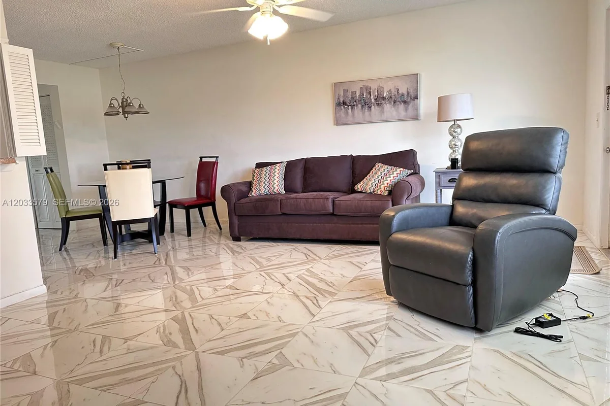 569 Fanshaw N, Boca Raton: photo 1 of 12