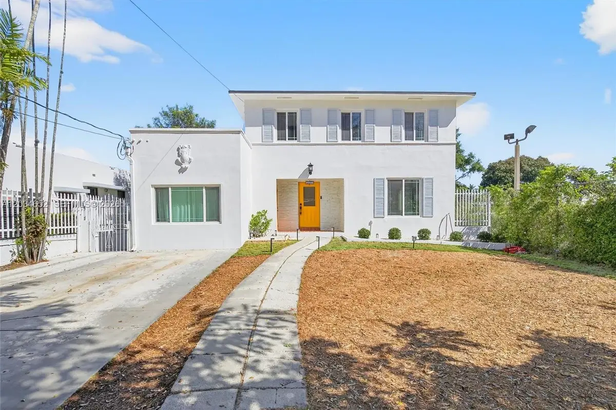 2431 SW 4th St, Miami: photo 1 of 26