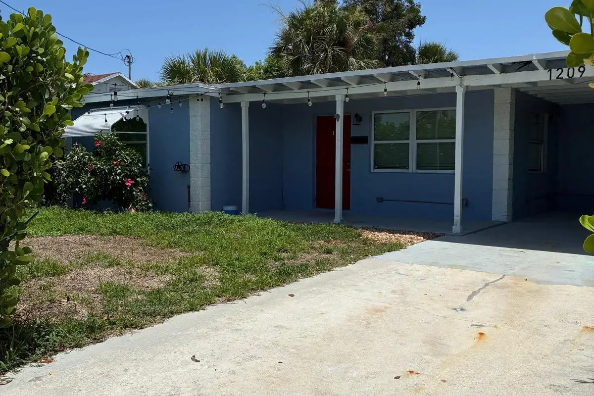 1209 W 34th St, Riviera Beach: photo 1 of 10