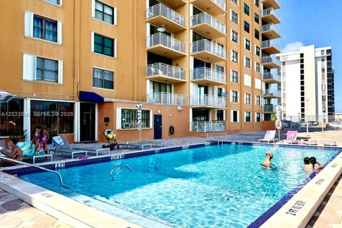 2450 NE 135th St #704, North Miami: photo 1 of 19