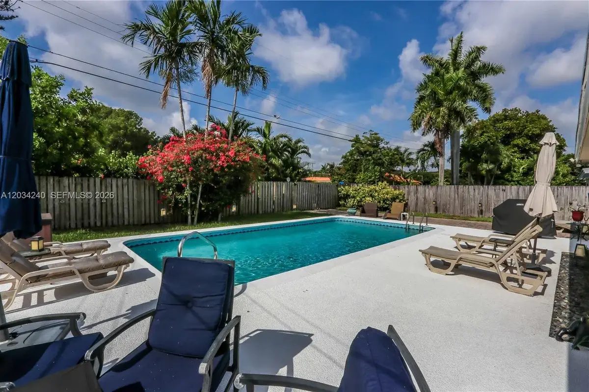 1324 Washington St, Hollywood: photo 1 of 12