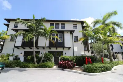 7504 SW 100th St, Pinecrest: photo 1 of 25
