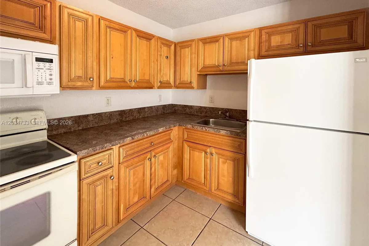 8287 NE Miami Ct #102, Miami: photo 1 of 10