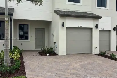 1540 NW 1st St, Florida City: photo 1 of 18