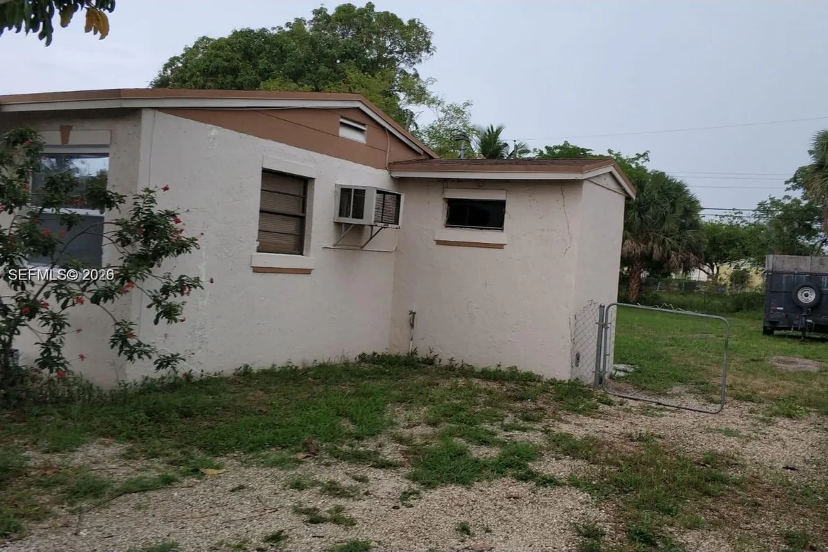 2400 NW 13th Ct, Fort Lauderdale: photo 1 of 2