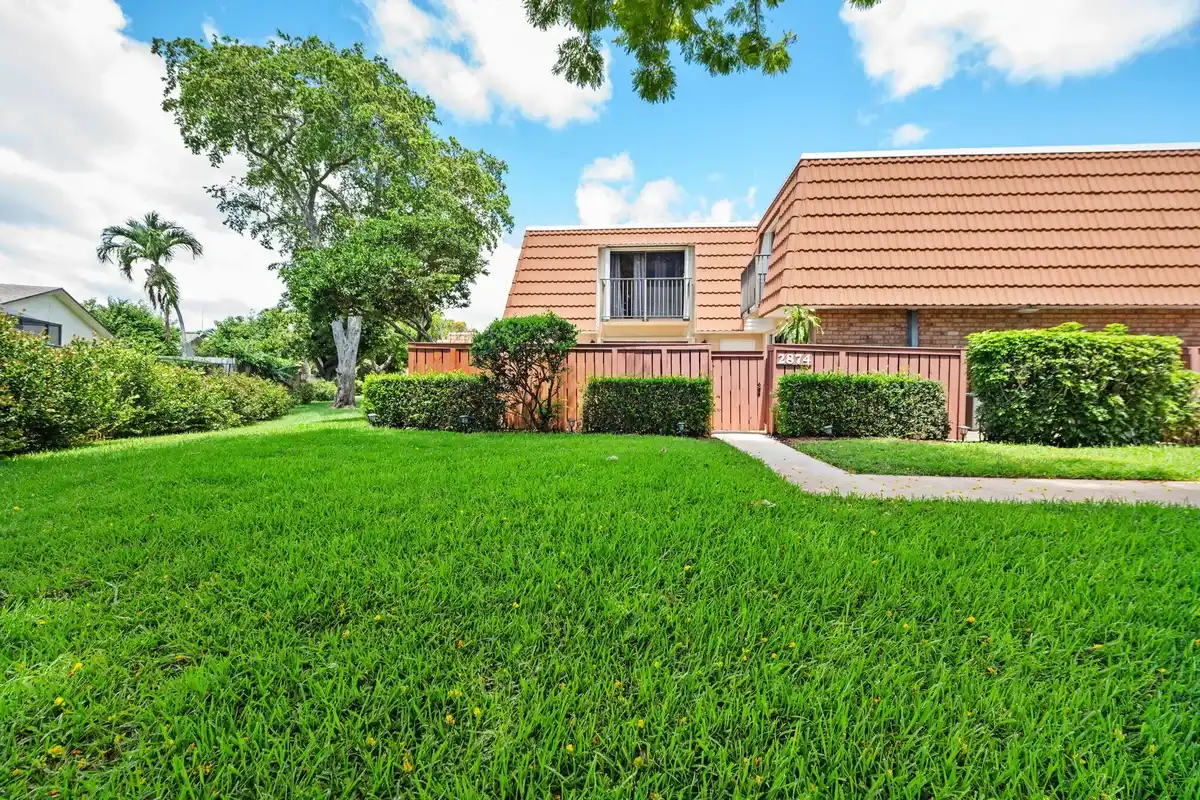 2874 Waterford Dr S, Deerfield Beach: photo 1 of 26