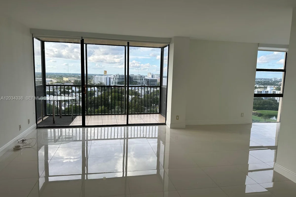 Condo in Aventura: photo 1 of 14