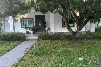 2343 NW 102nd St, Miami: photo 1 of 22