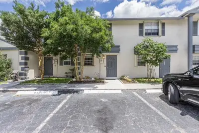 8327 Fairway Rd, Sunrise: photo 1 of 16