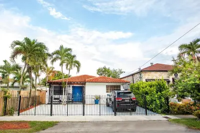 3610 SW 14th St, Miami: photo 1 of 32