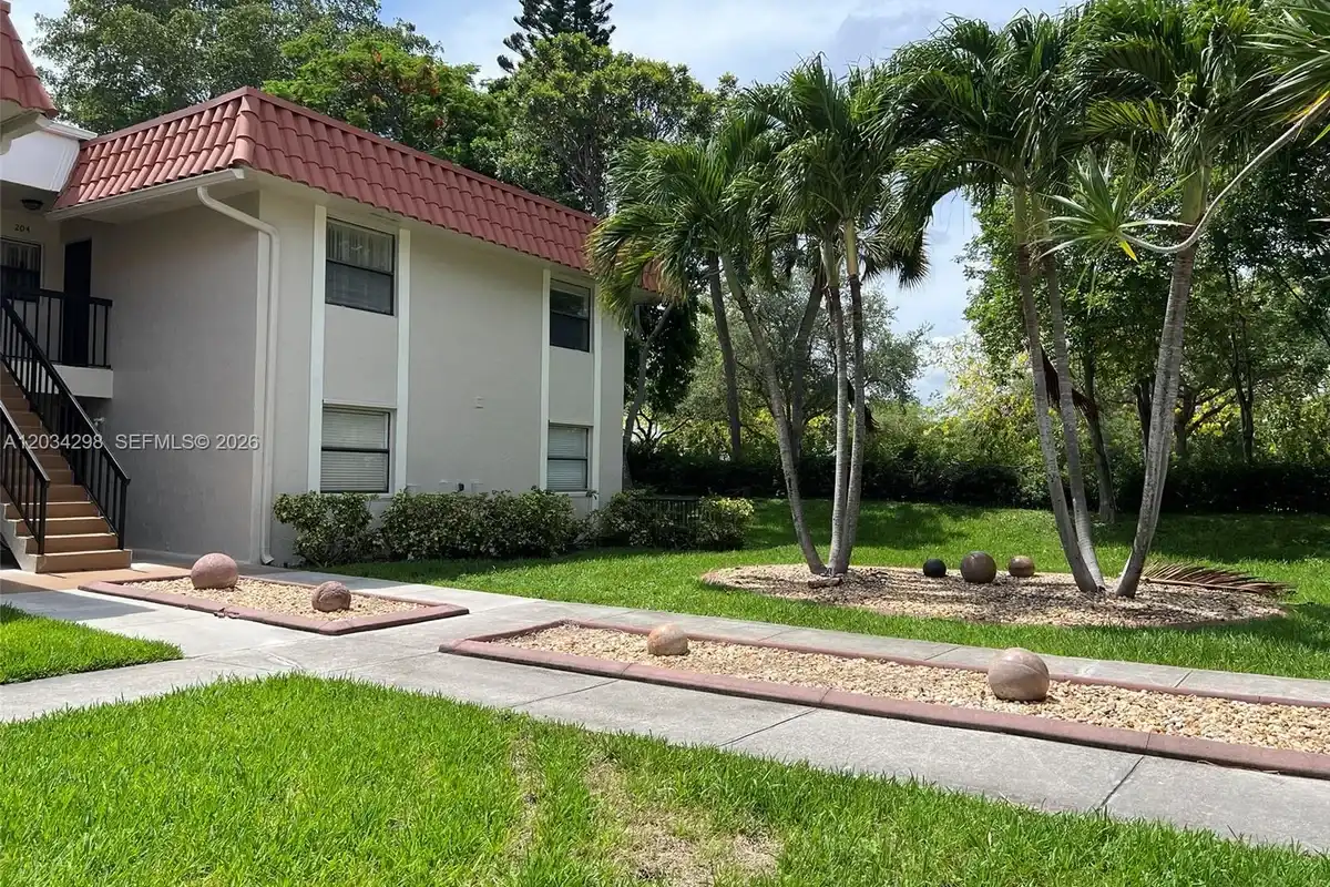 9710 Hammocks Blvd #204-31, Miami: photo 1 of 31