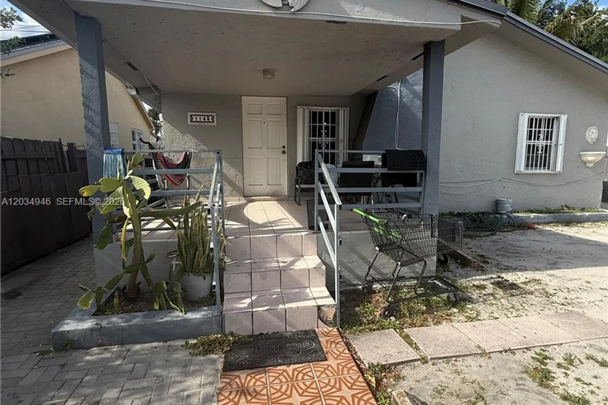1143 NW 27th St, Miami: photo 1 of 9