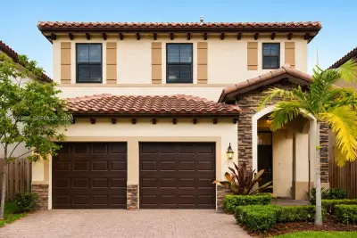 2434 NE 1st St, Homestead: photo 1 of 32