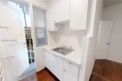 639 12 St #3, Miami Beach: photo 1 of 16