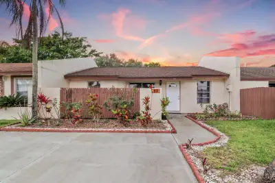 23 Chelsea Ln, Boynton Beach: photo 1 of 32