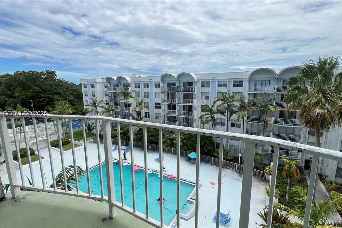 486 NW 165th St Rd #B-606, Miami: photo 1 of 19
