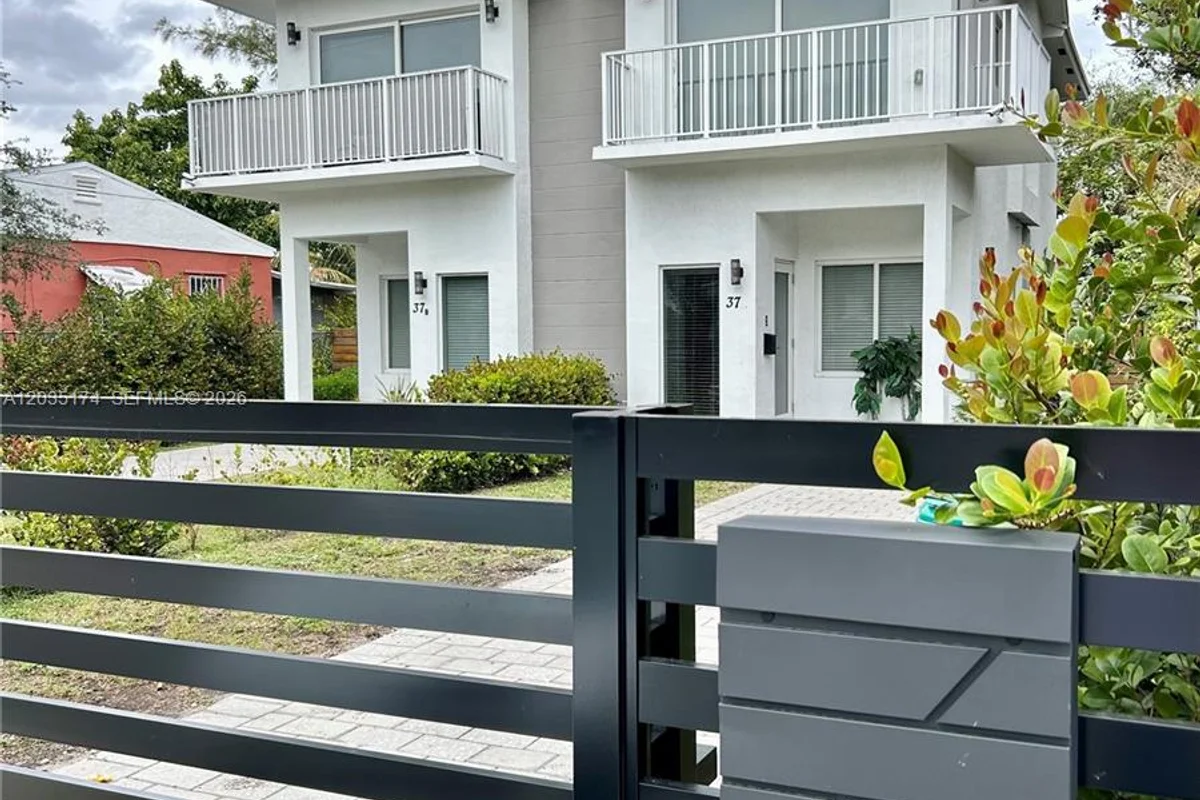 37 NW 70th St, Miami: photo 1 of 17