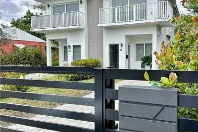 37 NW 70th St, Miami: photo 1 of 17