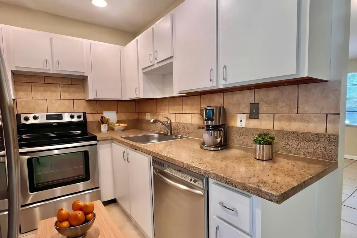 423 Glenwood Dr, West Palm Beach: photo 1 of 24