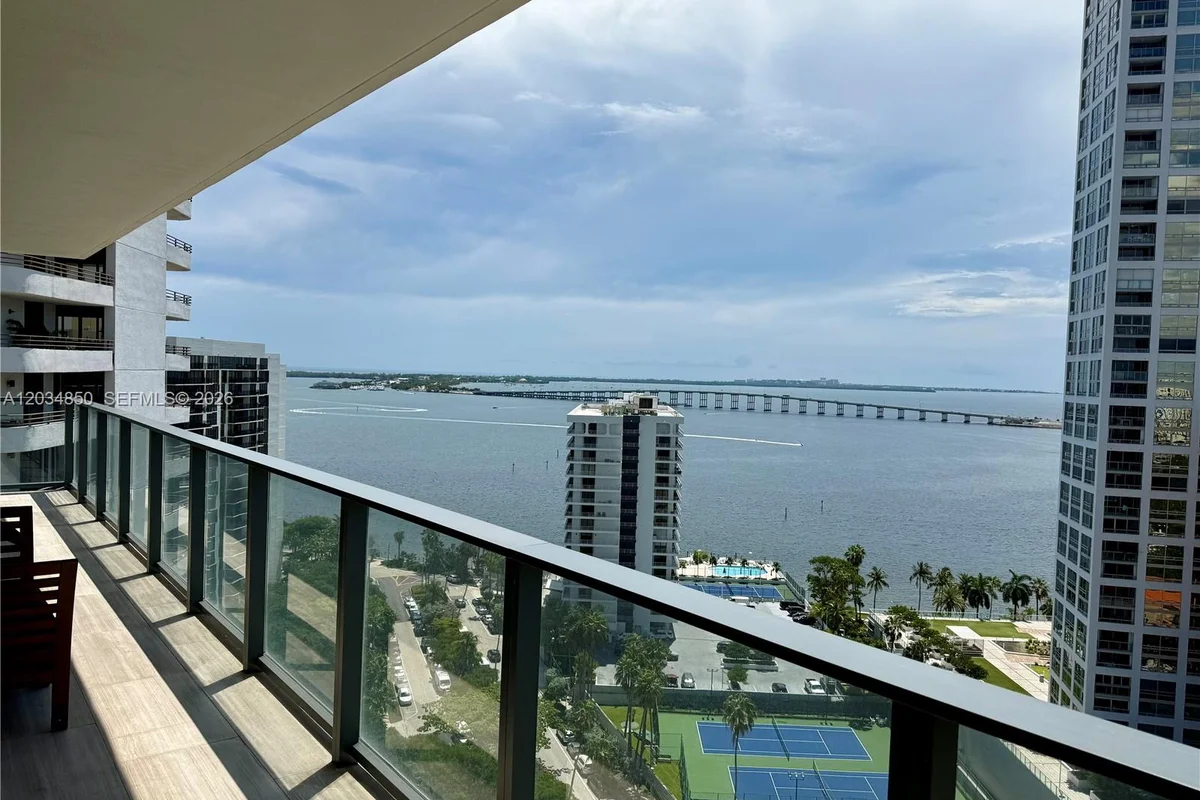 Condo in Miami: photo 1 of 4