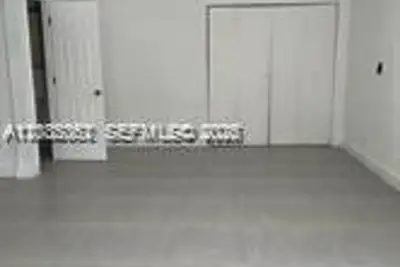 Townhouse in Surfside: photo 1 of 3