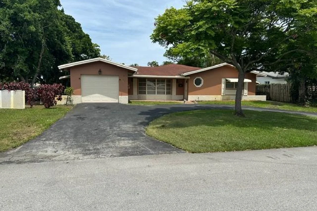 732 SE 11th Ave, Deerfield Beach: photo 1 of 31