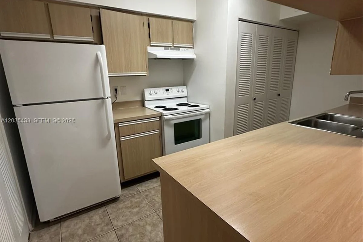18356 NW 68th Ave #K, Hialeah: photo 1 of 10