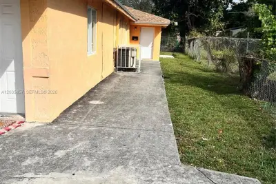 789 NW 55th Ter #B, Miami: photo 1 of 11