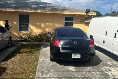 2111 NW 100th St #B, Miami: photo 1 of 7