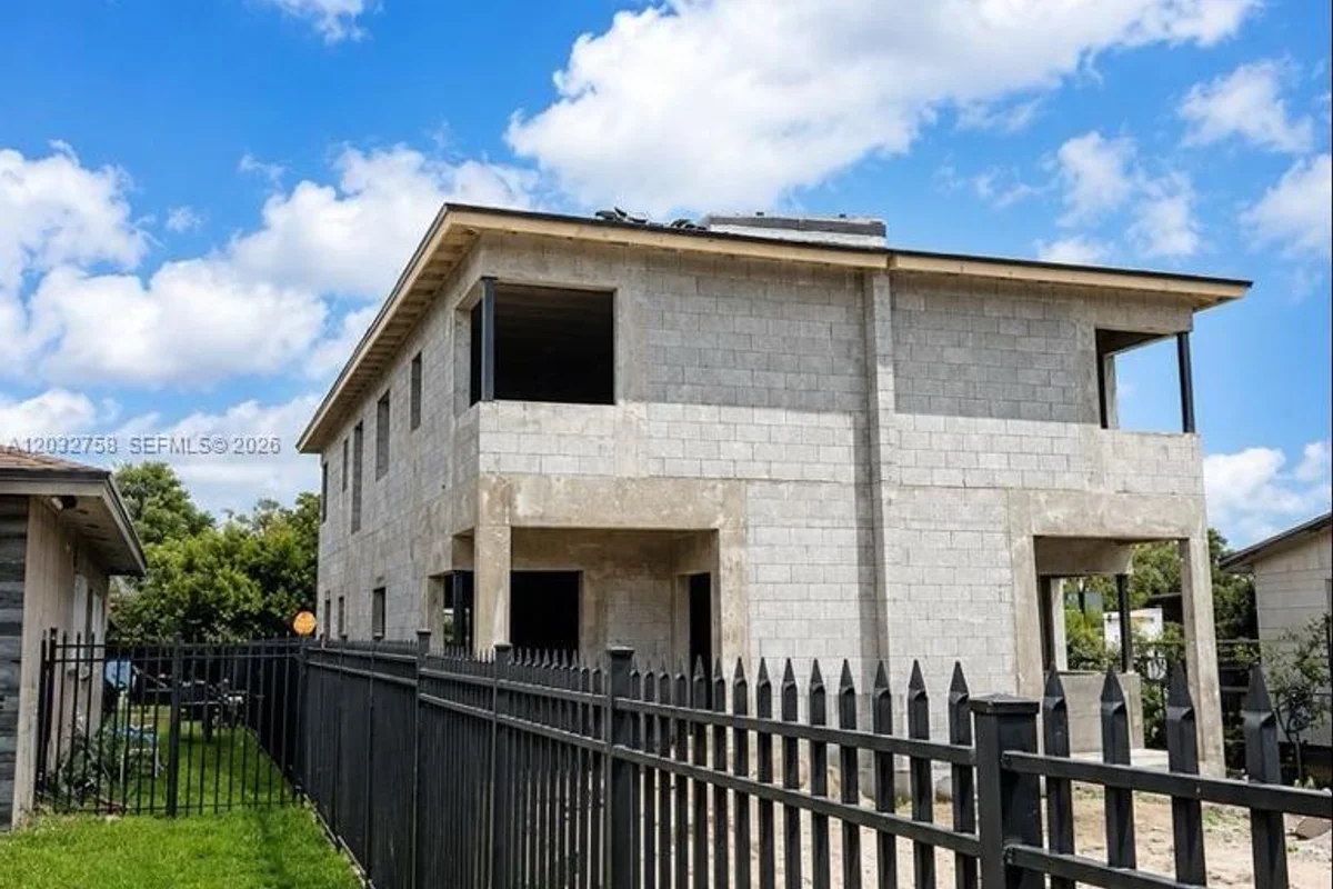 3165 NW 61st St, Miami: photo 1 of 3