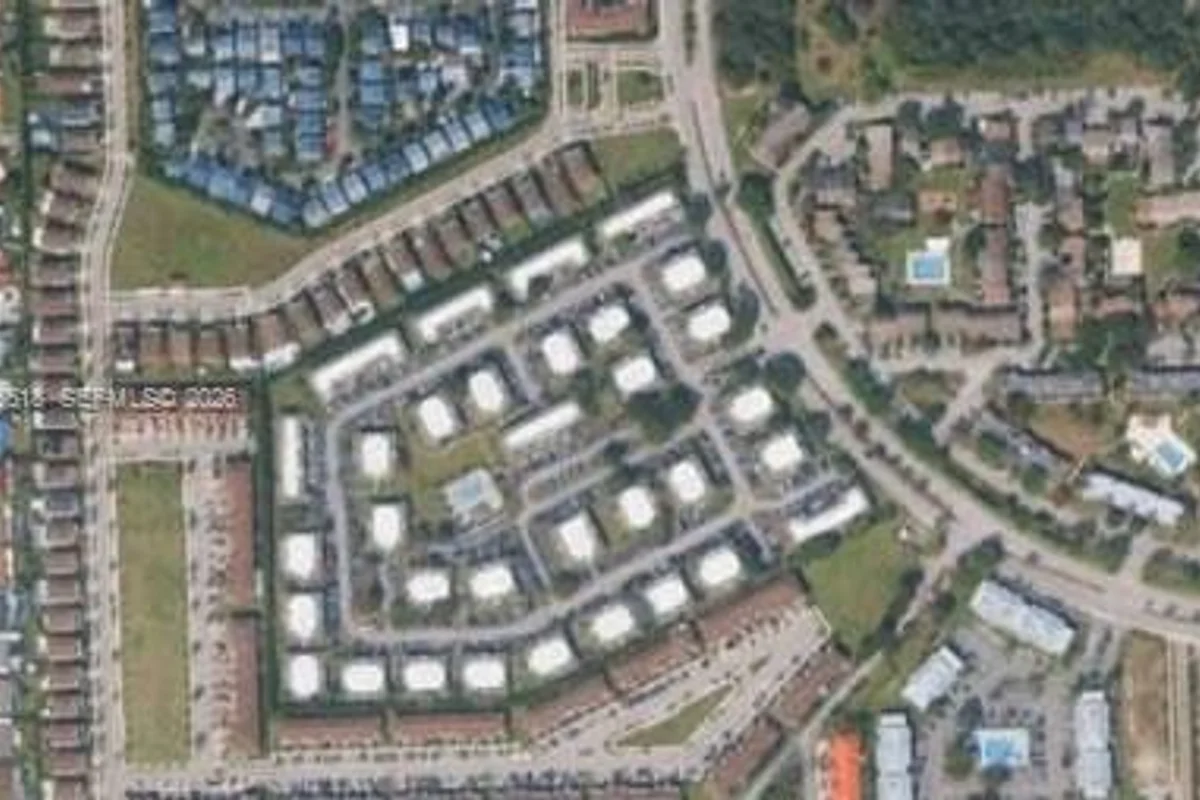 486 NE 210th Cir Ter #204-29, Miami: photo 1 of 2