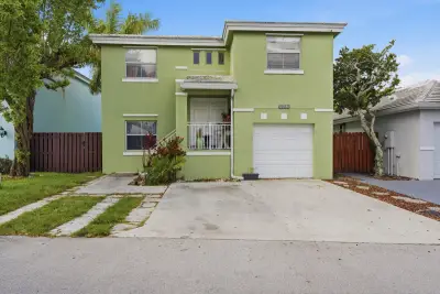 6582 Bayfront Dr, Margate: photo 1 of 40