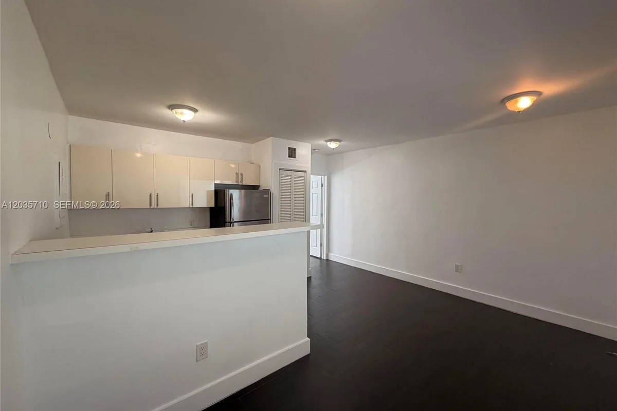 1040 NW 3rd Ave #5, Miami: photo 1 of 9