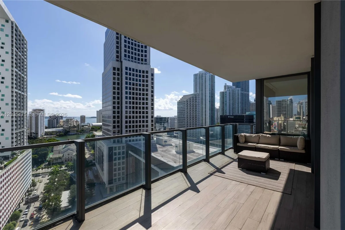 68 SE 6th St #1611, Miami: photo 1 of 40