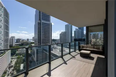 68 SE 6th St #1611, Miami: photo 1 of 40