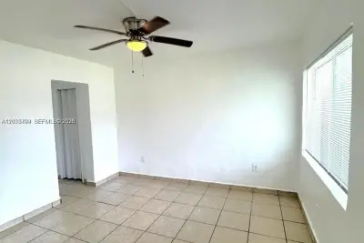 420 NW 10th St #7, Miami: photo 1 of 11