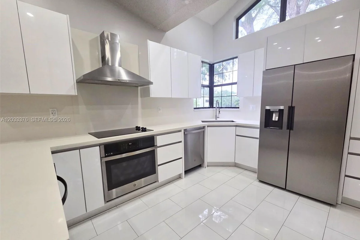 Condo in Miami Lakes: photo 1 of 17