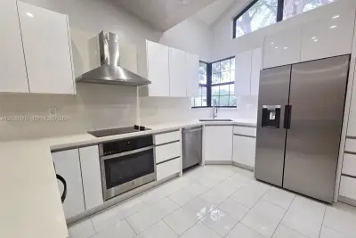 Condo in Miami Lakes: photo 1 of 17