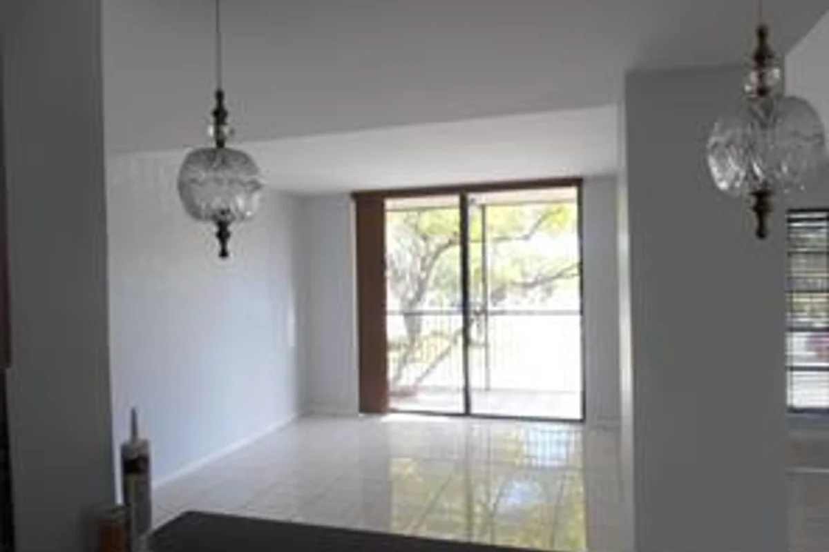 Condo in Lauderhill: photo 1 of 5