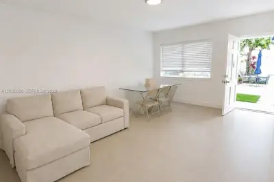 467 Golden Isles Dr #110, Hallandale Beach: photo 1 of 8