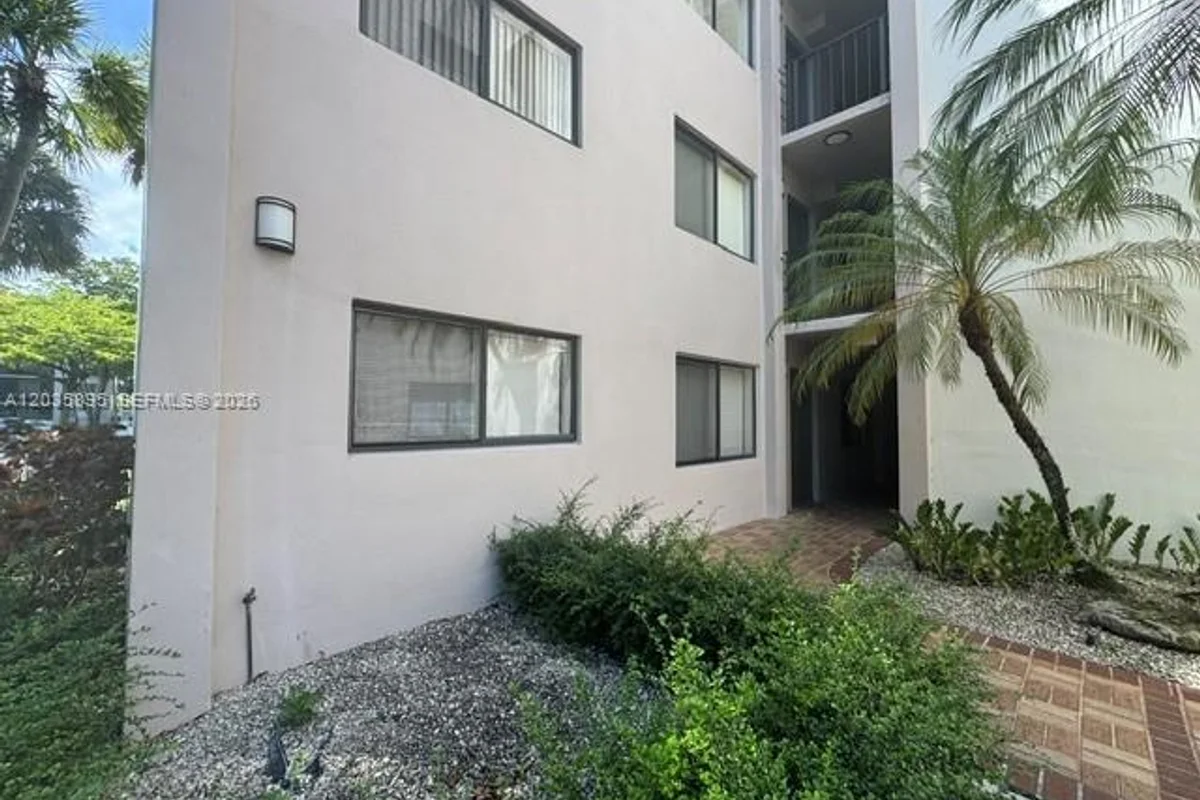 8760 SW 133rd Ave Rd #107, Miami: photo 1 of 16