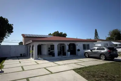 224 E 42nd St, Hialeah: photo 1 of 82