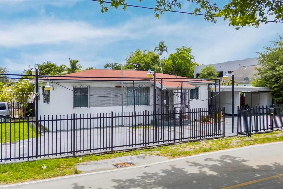 2300 NW 9th St, Miami: photo 1 of 45