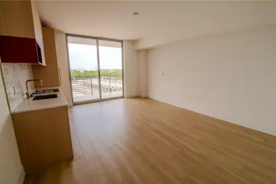 90 NE 32 St #824, Miami: photo 1 of 10
