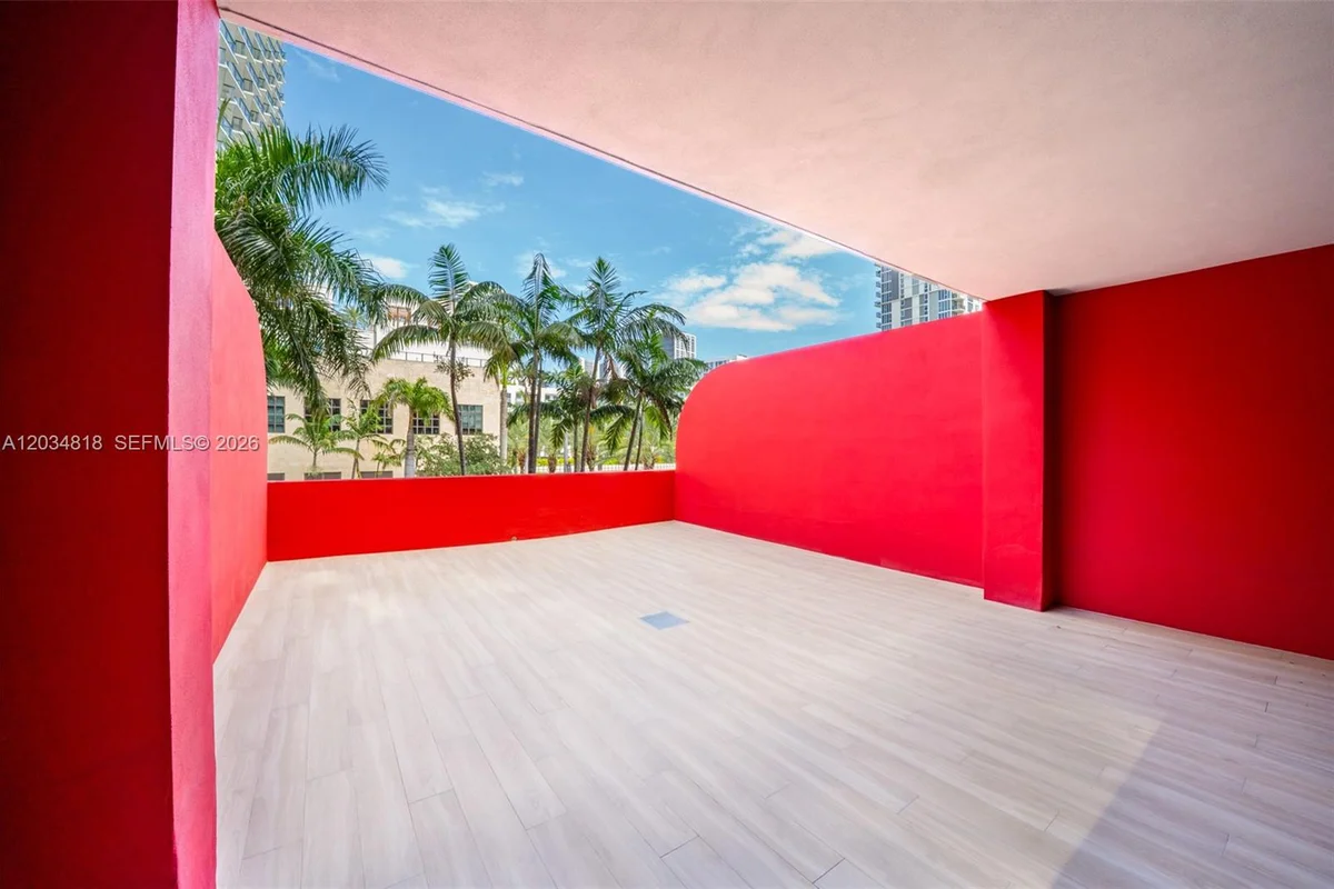 90 NE 32 St #203, Miami: photo 1 of 60