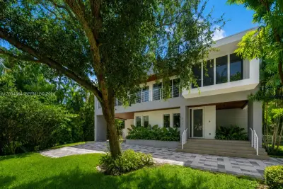 425 Harbor Dr, Key Biscayne: photo 1 of 50