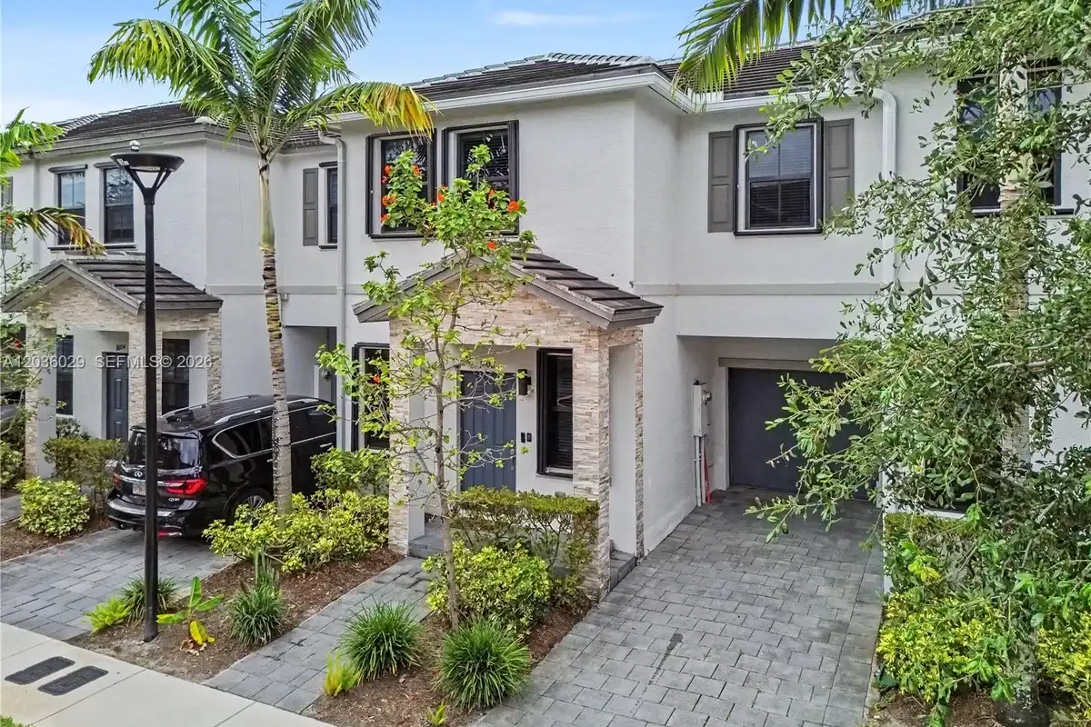 1608 SW 28th St, Fort Lauderdale: photo 1 of 33
