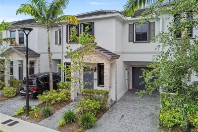 1608 SW 28th St, Fort Lauderdale: photo 1 of 33