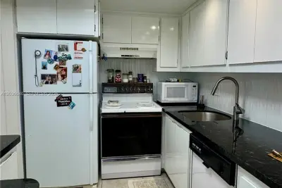 2940 NE 203rd St #C-213, Aventura: photo 1 of 12