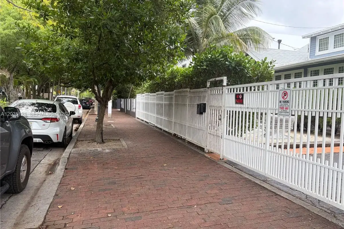 840 SW 13th Ave, Miami: photo 1 of 46